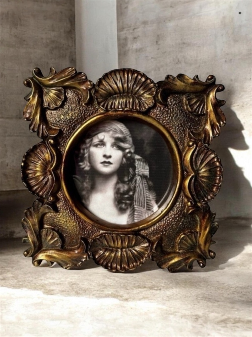Vintage Small Picture Frame Ornate gold Photo Frame round opening for 3.5”x3.5…